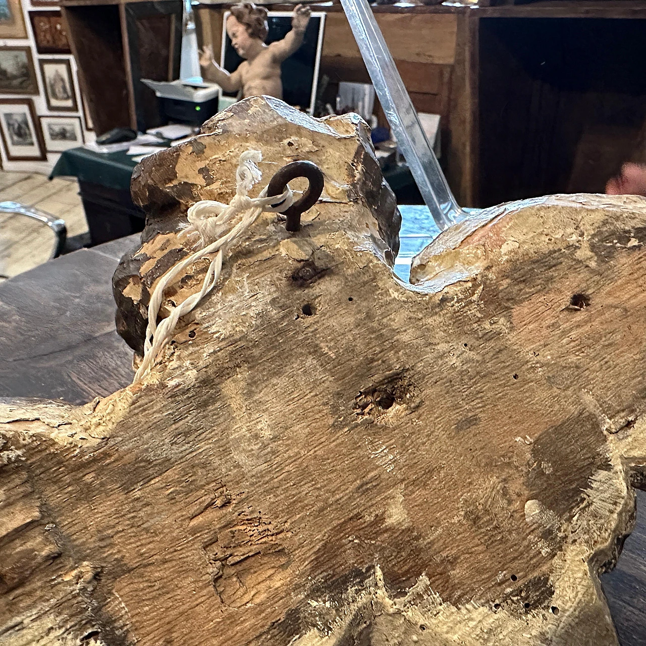 Coppia di sculture di teste d'angelo alate in legno laccato, 1750 6