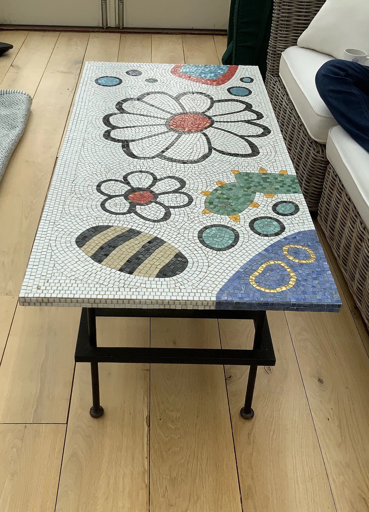 Tavolino in metallo con piano a mosaico di Bisazza 1
