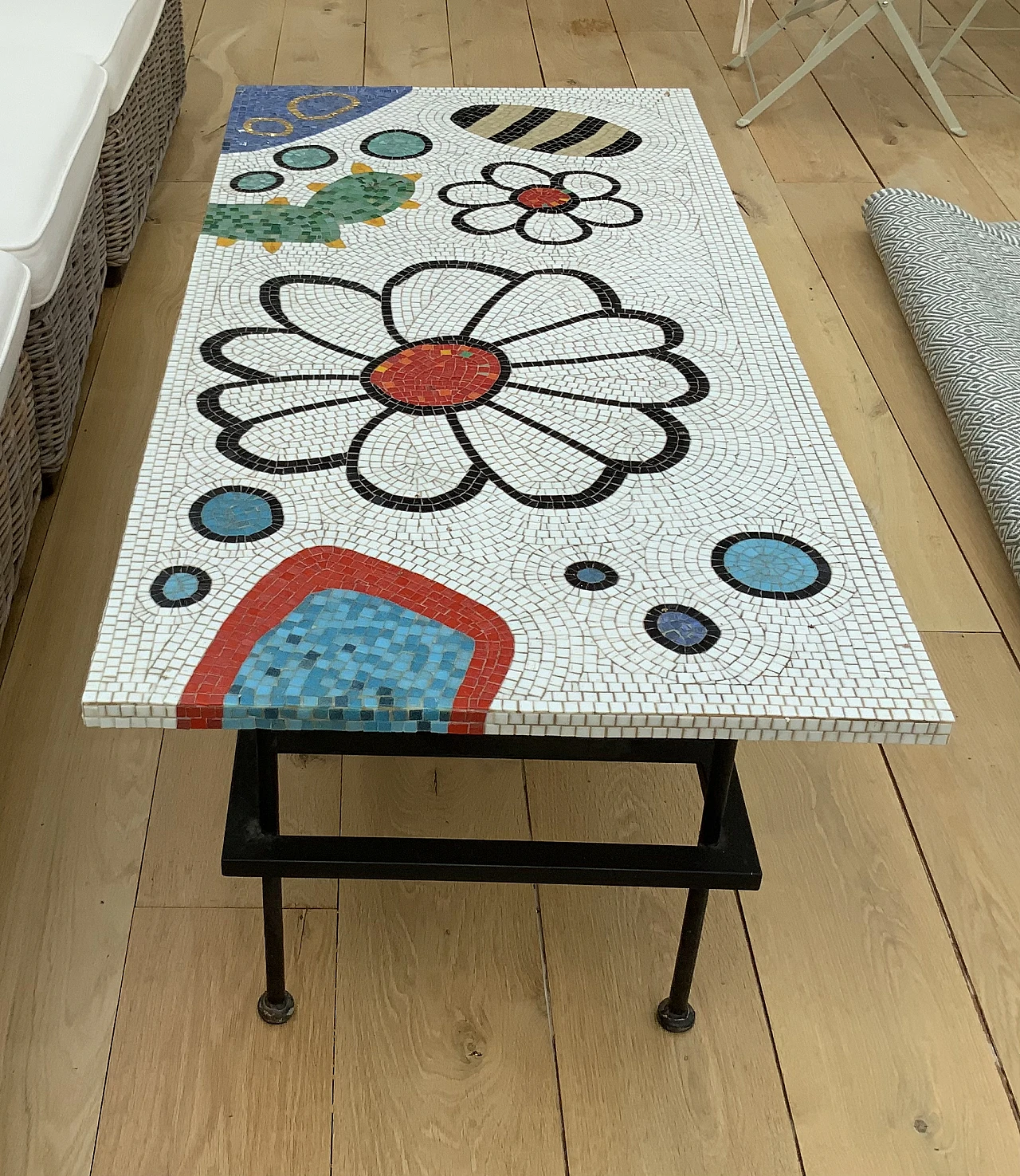 Tavolino in metallo con piano a mosaico di Bisazza 2