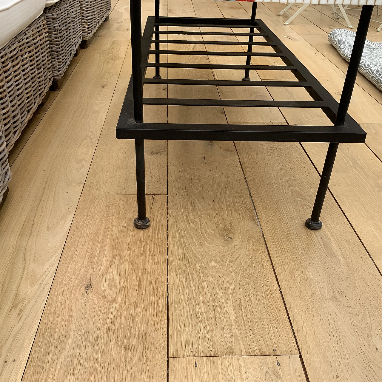 Tavolino in metallo con piano a mosaico di Bisazza 5