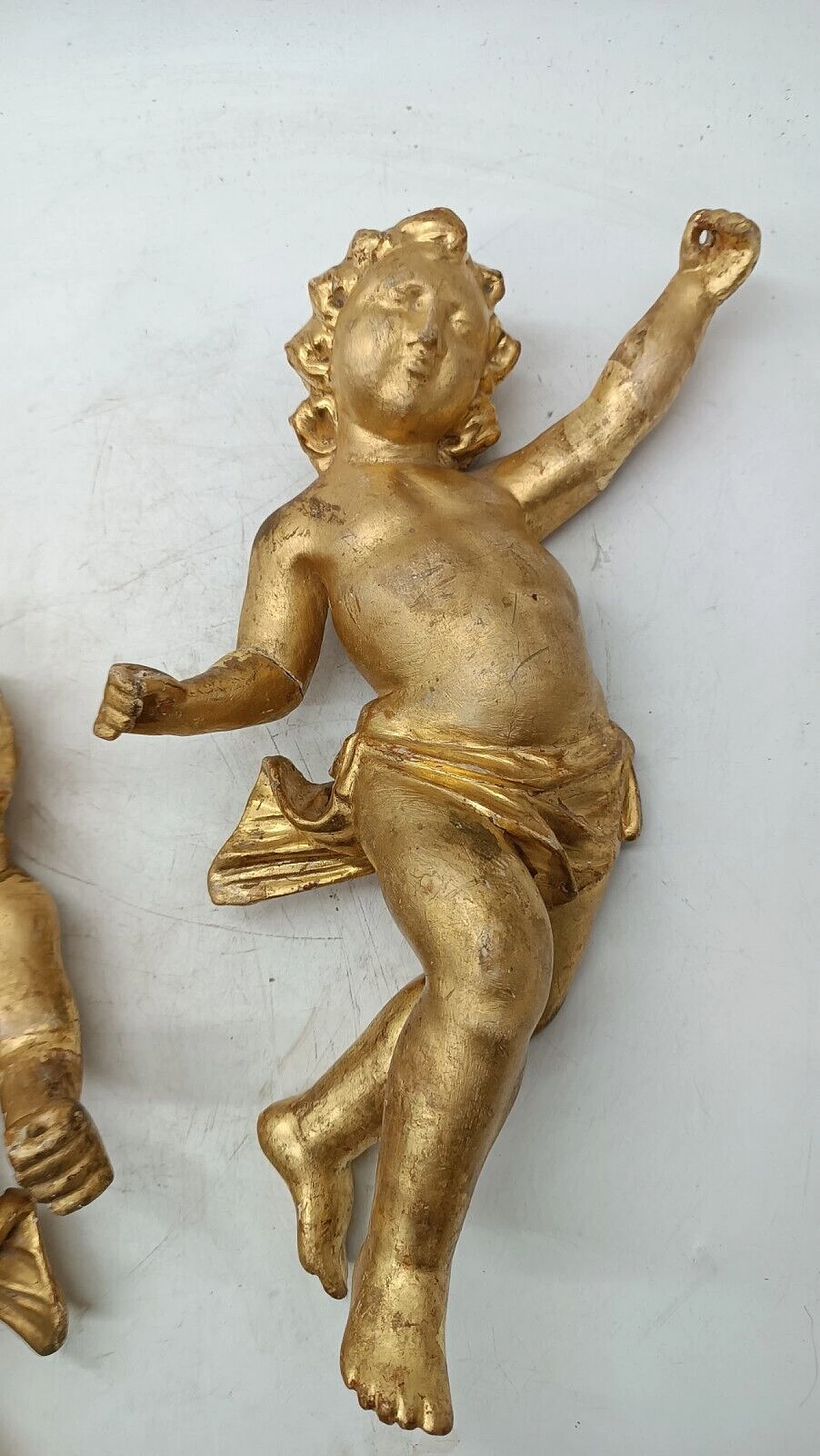 Coppia di sculture di angeli in legno dorato, seconda metà del '700 3