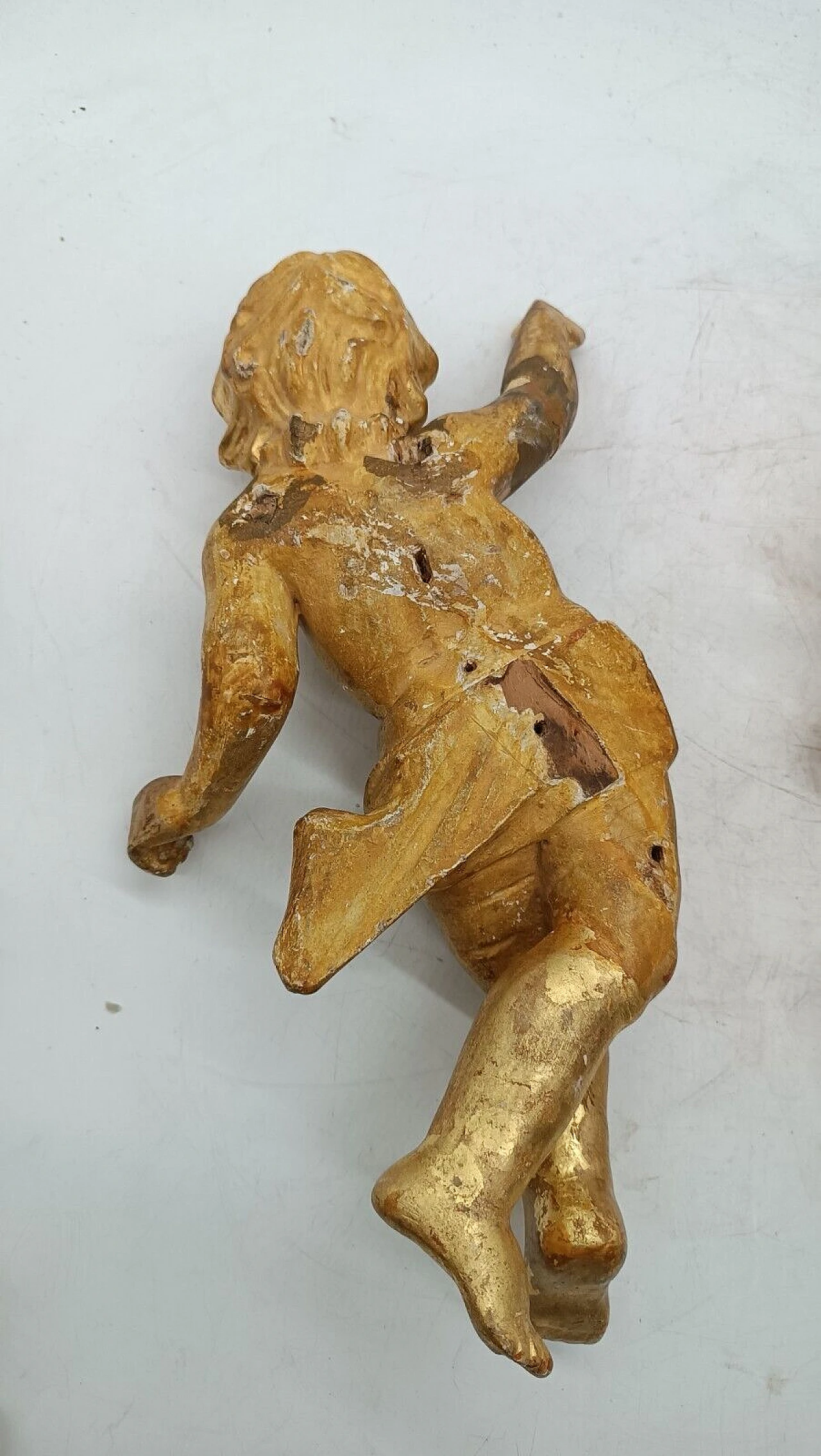 Coppia di sculture di angeli in legno dorato, seconda metà del '700 9