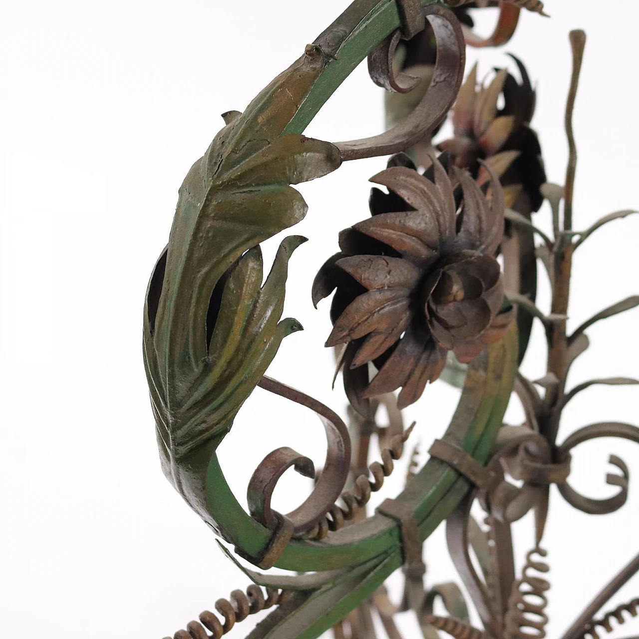 Trespolo in ferro battuto dipinto con motivi vegetali e bacile in rame 6