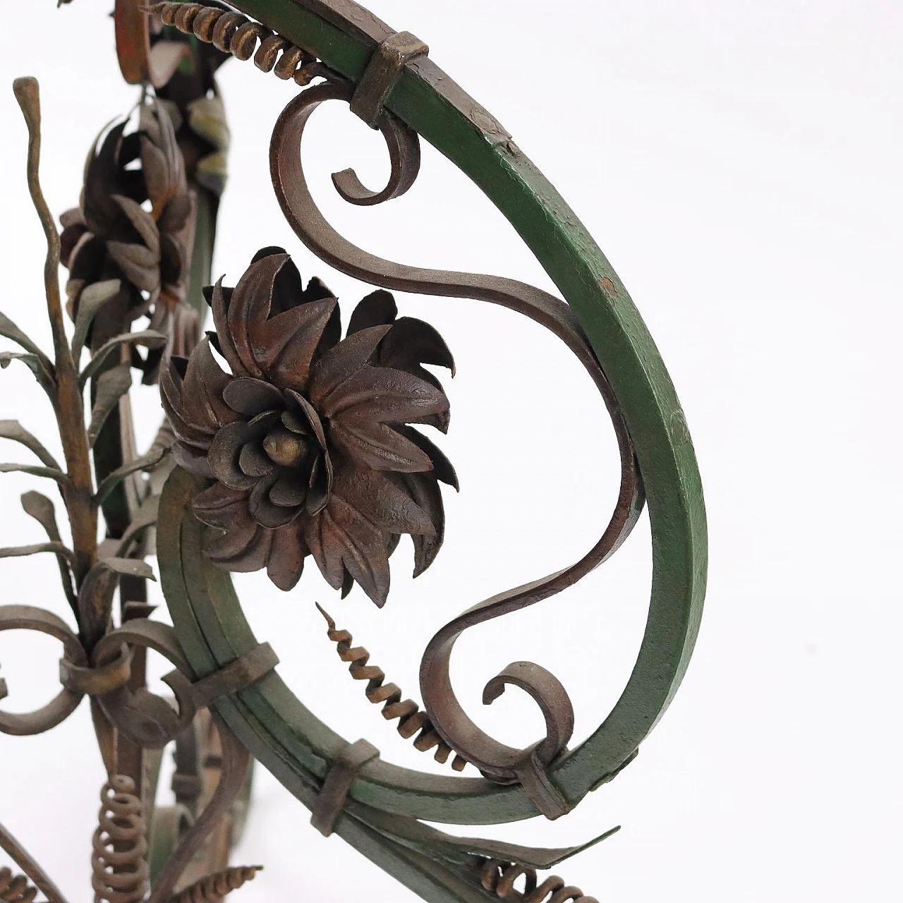 Trespolo in ferro battuto dipinto con motivi vegetali e bacile in rame 7