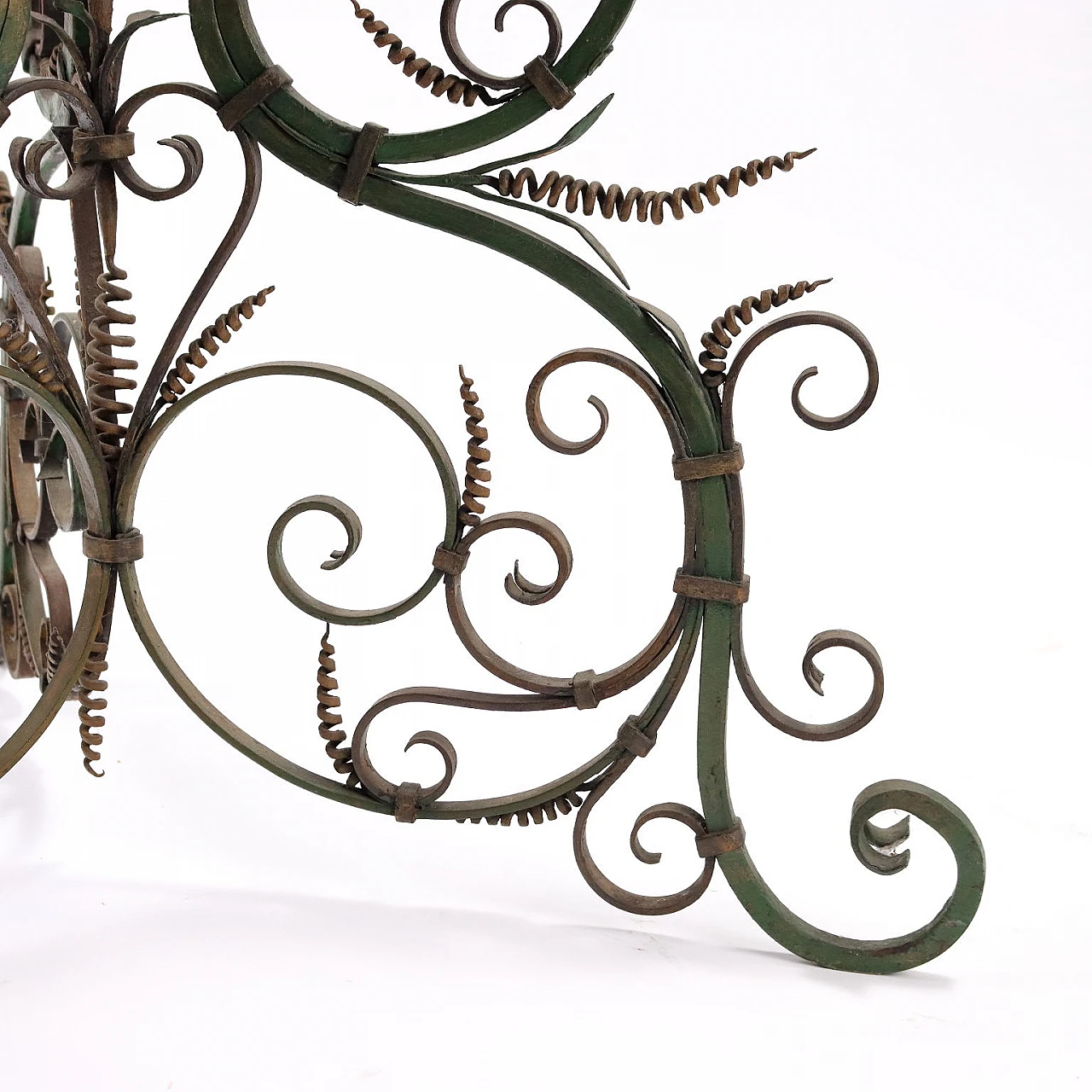 Trespolo in ferro battuto dipinto con motivi vegetali e bacile in rame 8