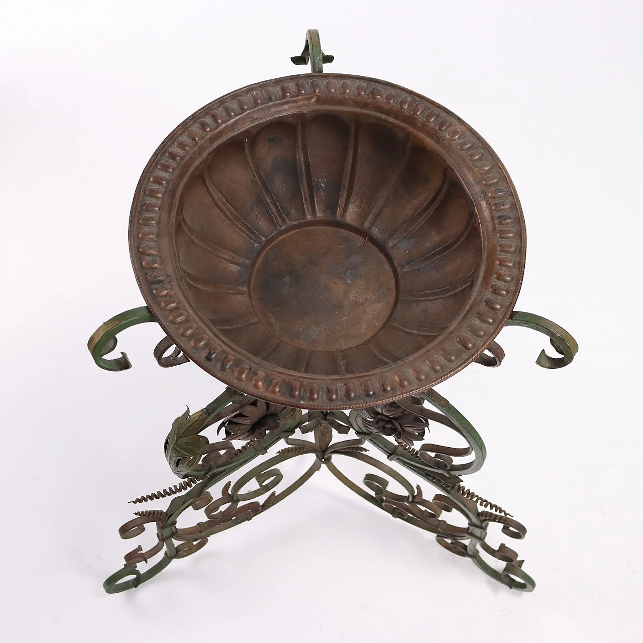 Trespolo in ferro battuto dipinto con motivi vegetali e bacile in rame 9