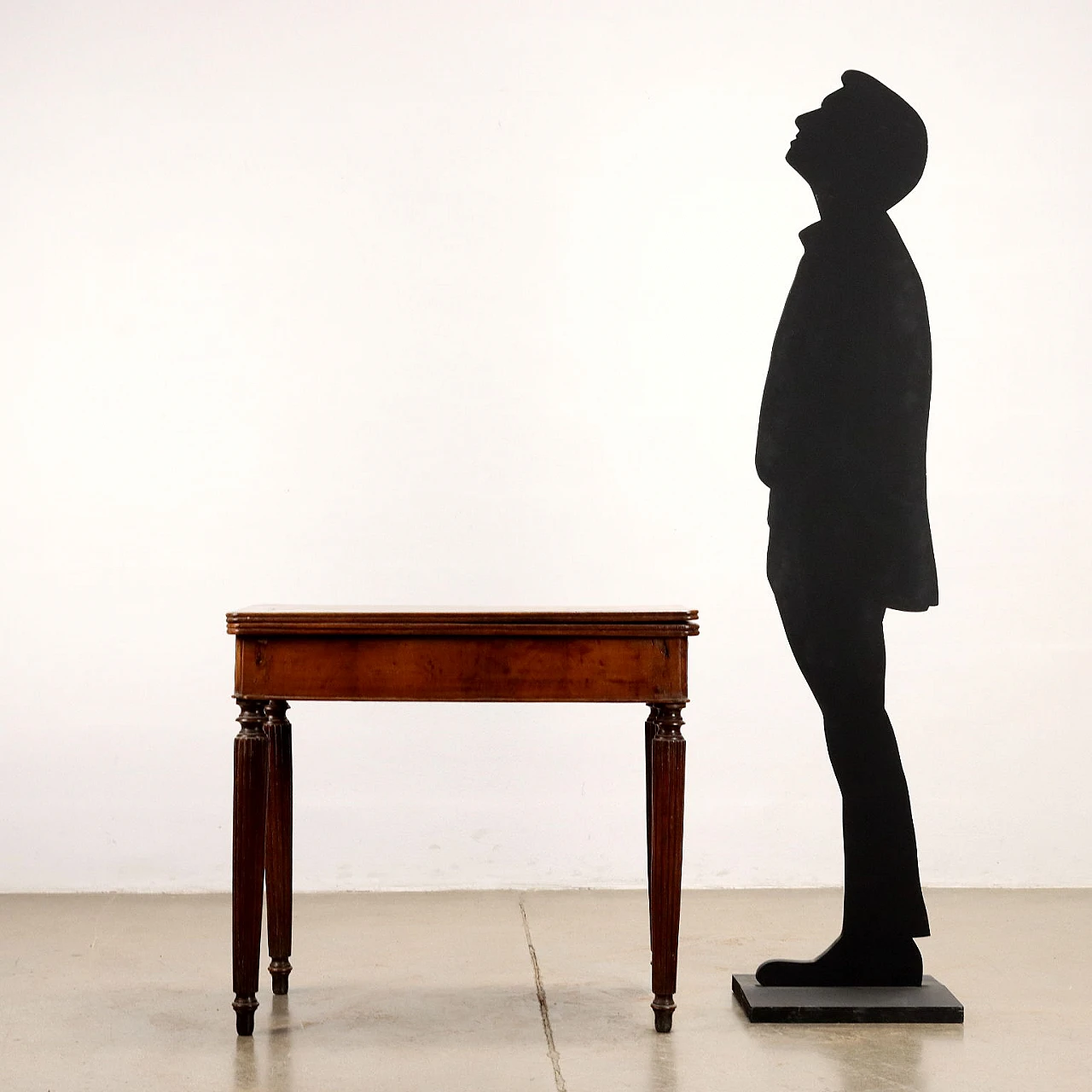 Walnut openable table, early 19th century 2