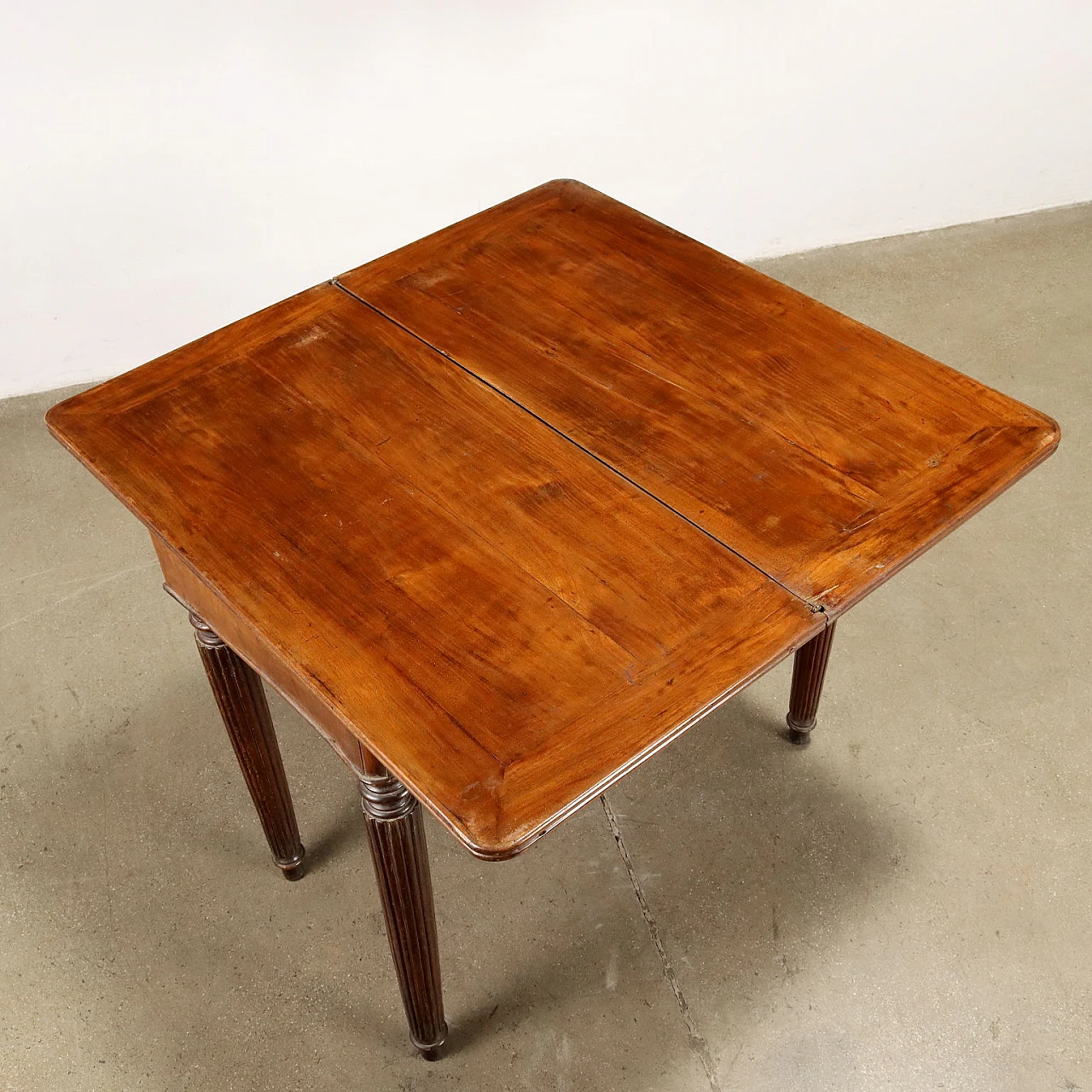 Walnut openable table, early 19th century 4