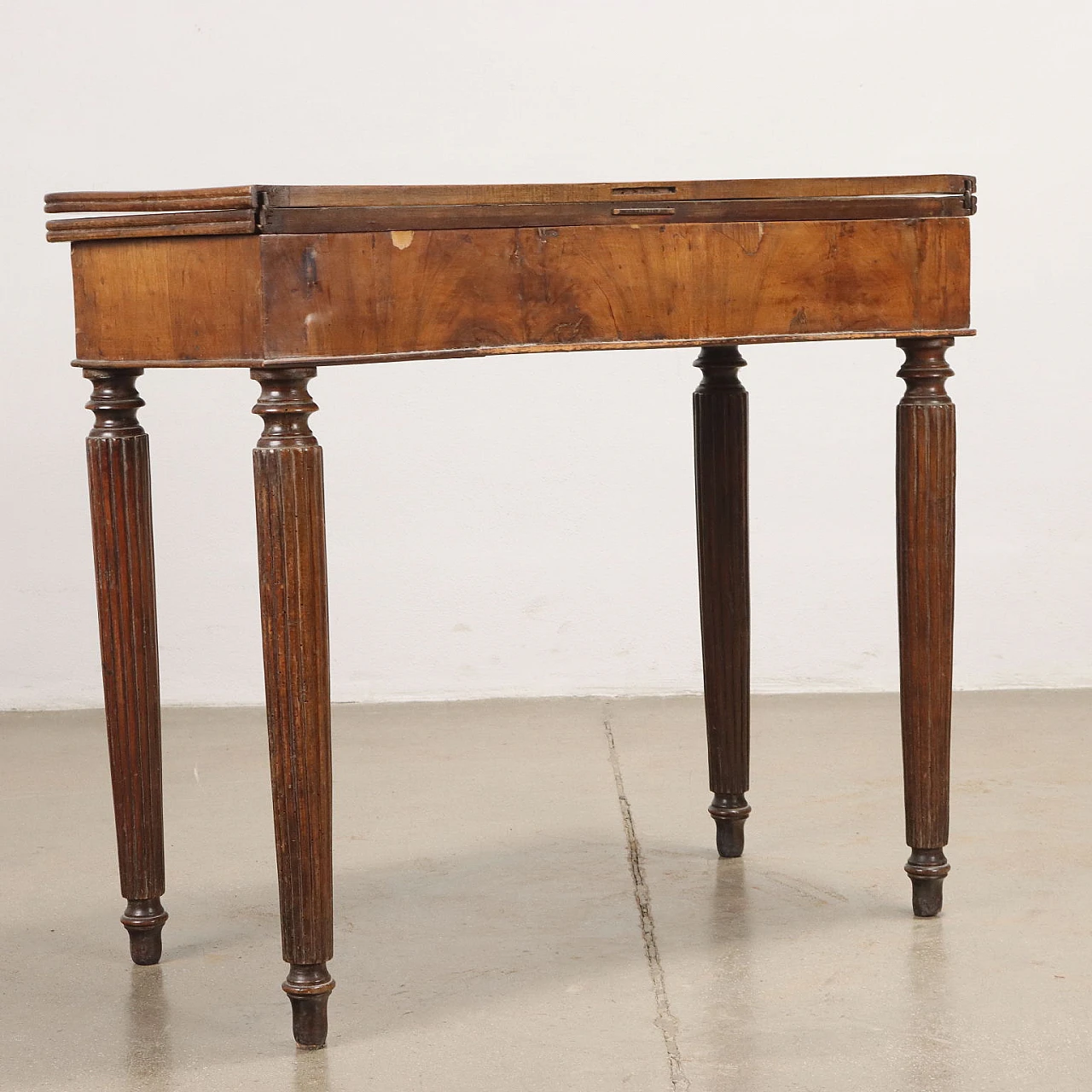 Walnut openable table, early 19th century 10