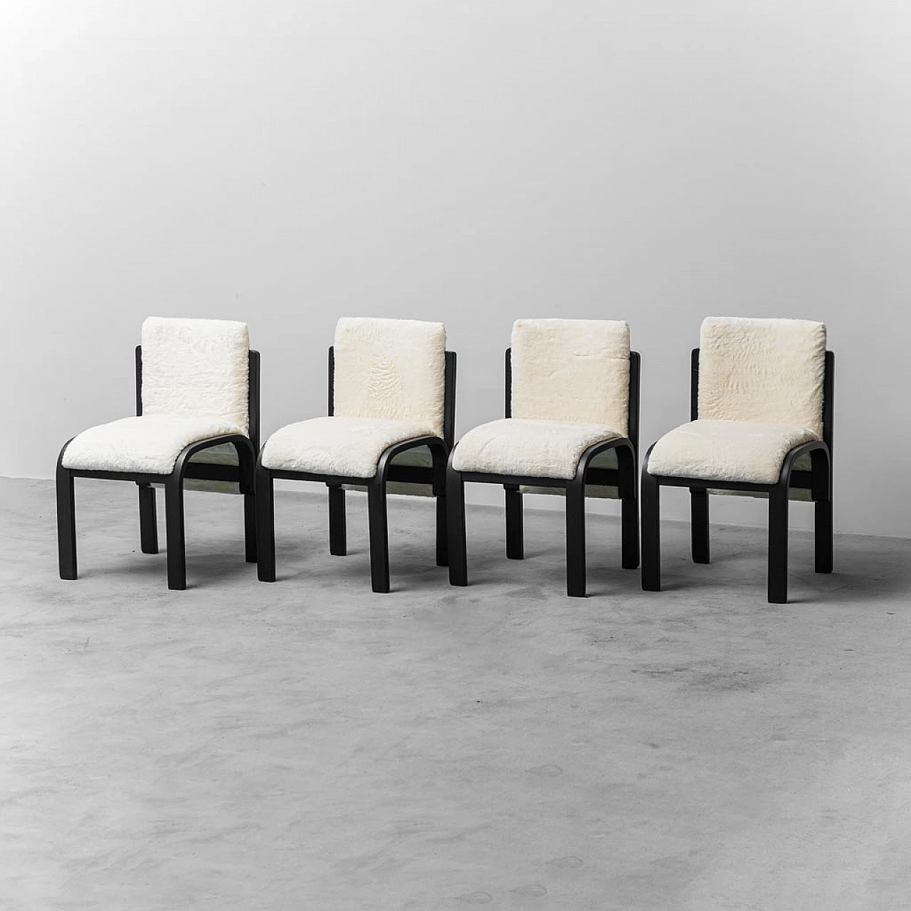 4 Sedie in legno e velluto bianco a pelo lungo, anni '70 1