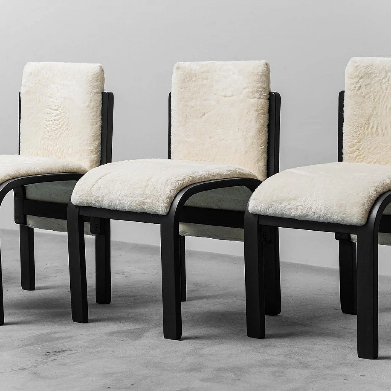 4 Sedie in legno e velluto bianco a pelo lungo, anni '70 6