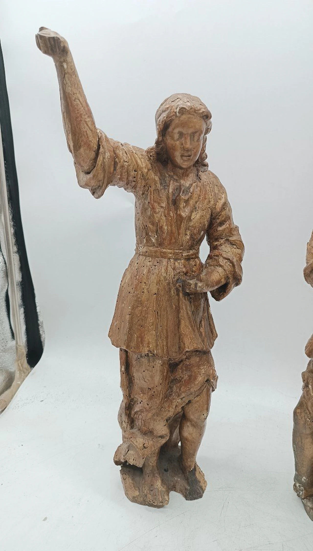 Coppia di sculture toscane di angeli in legno dorato, fine '600 6