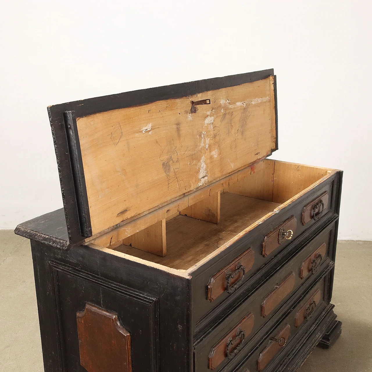 Poplar dresser with shelf feet, drawers and flap top, 18th century 3