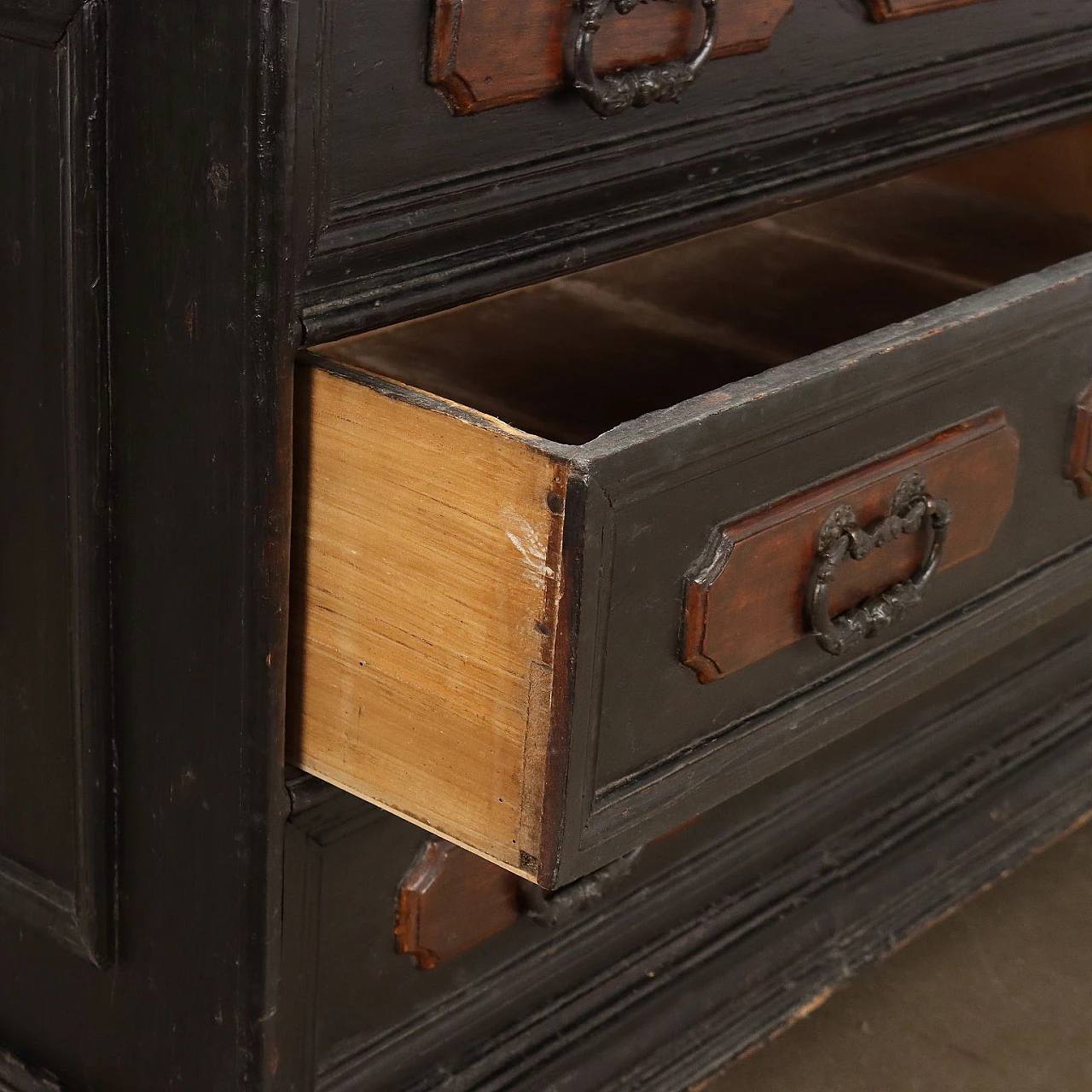 Poplar dresser with shelf feet, drawers and flap top, 18th century 5
