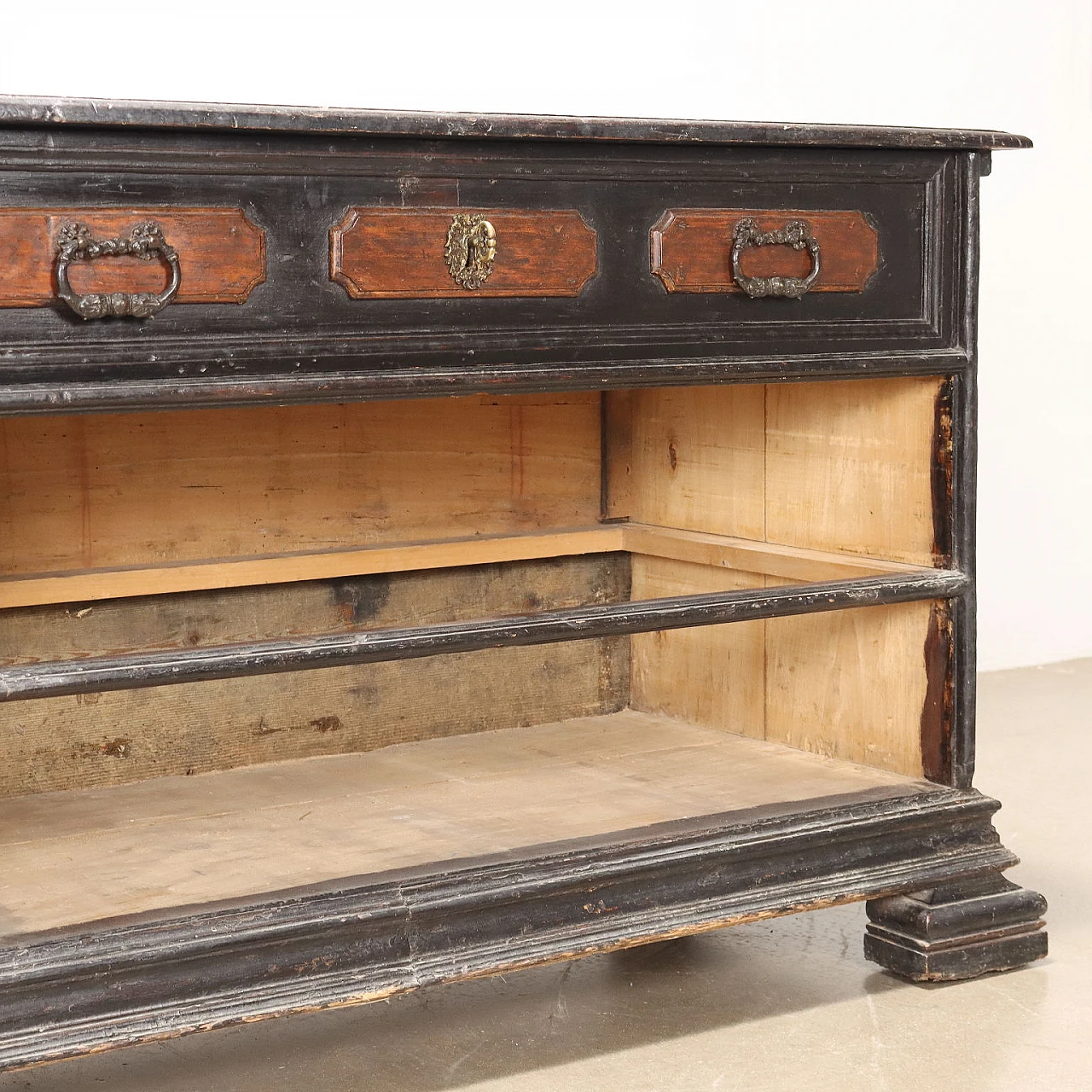 Poplar dresser with shelf feet, drawers and flap top, 18th century 9