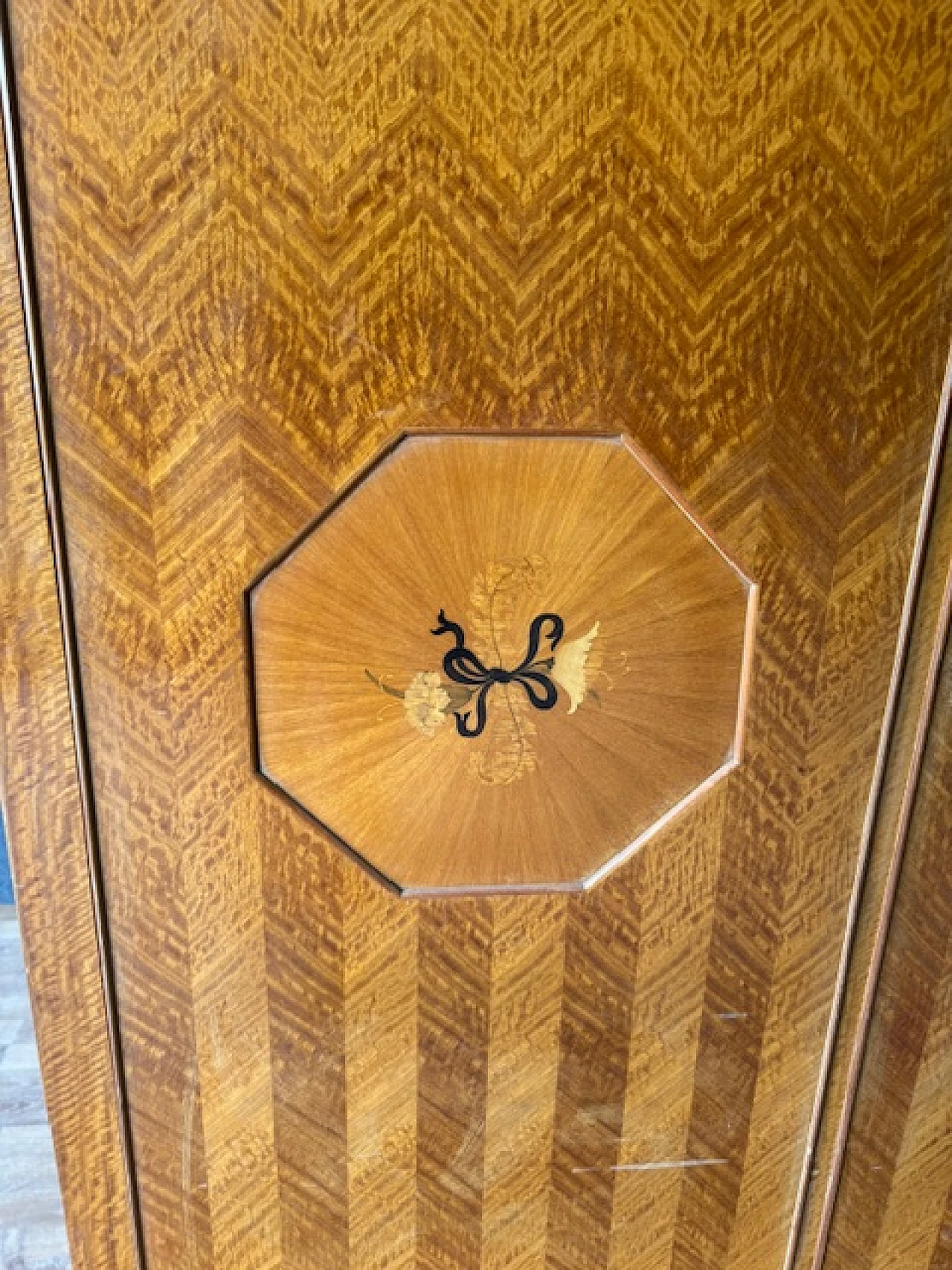 Armadio a quattro ante placcato in legno di citronnier a spina, anni '40 22