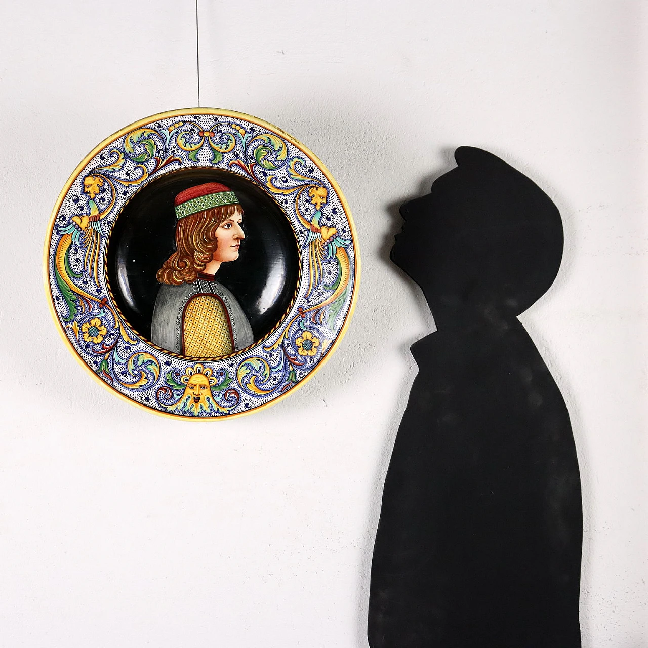 Piatto decorativo stile Neorinascimentale in ceramica smaltata di Deruta 2