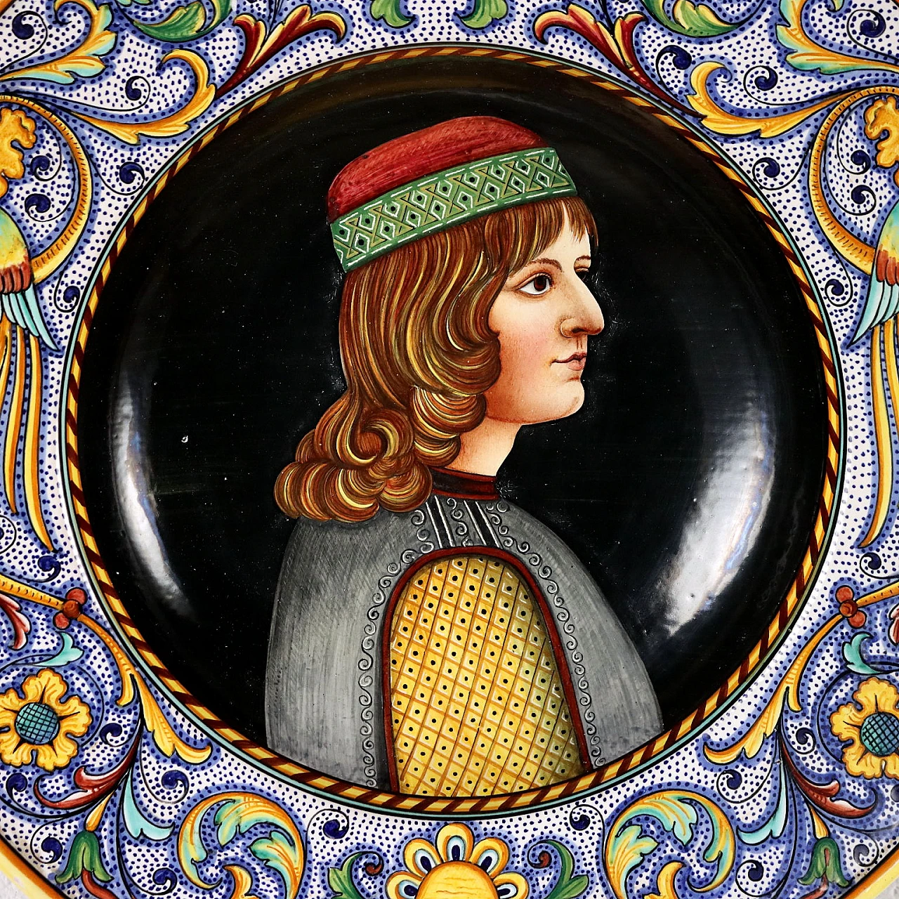 Piatto decorativo stile Neorinascimentale in ceramica smaltata di Deruta 3
