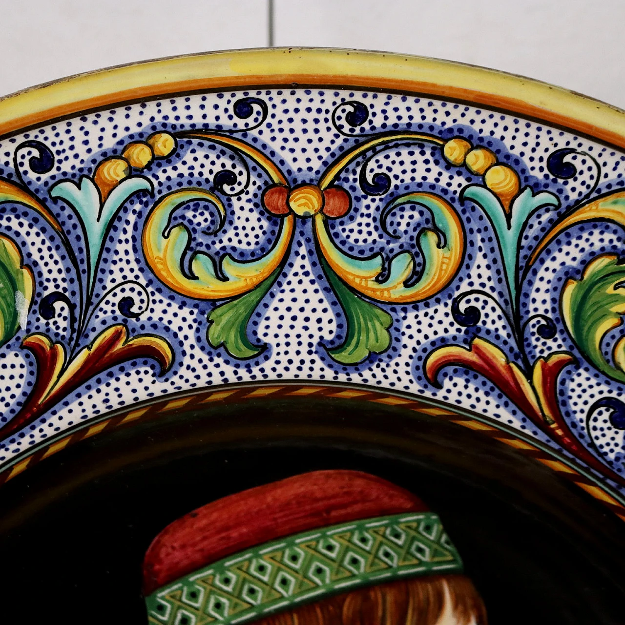 Piatto decorativo stile Neorinascimentale in ceramica smaltata di Deruta 6