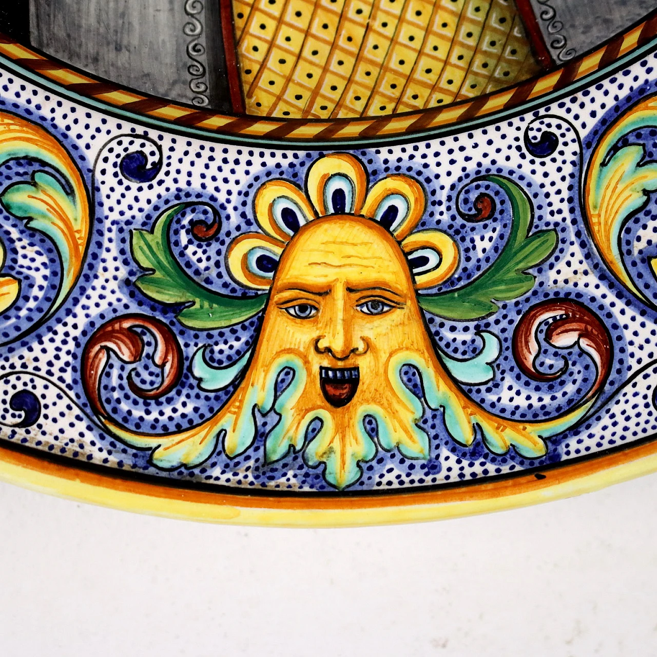 Piatto decorativo stile Neorinascimentale in ceramica smaltata di Deruta 8