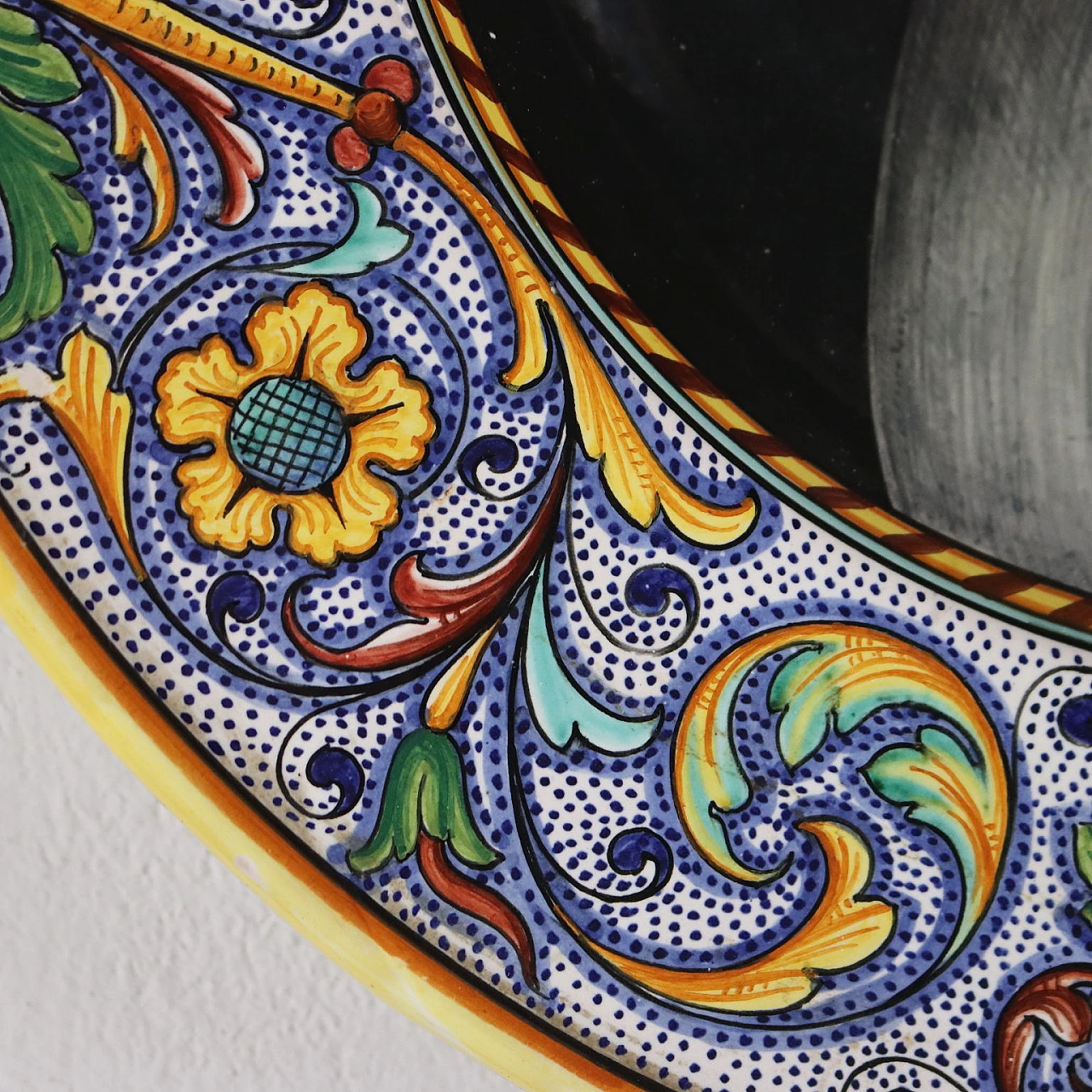 Piatto decorativo stile Neorinascimentale in ceramica smaltata di Deruta 9