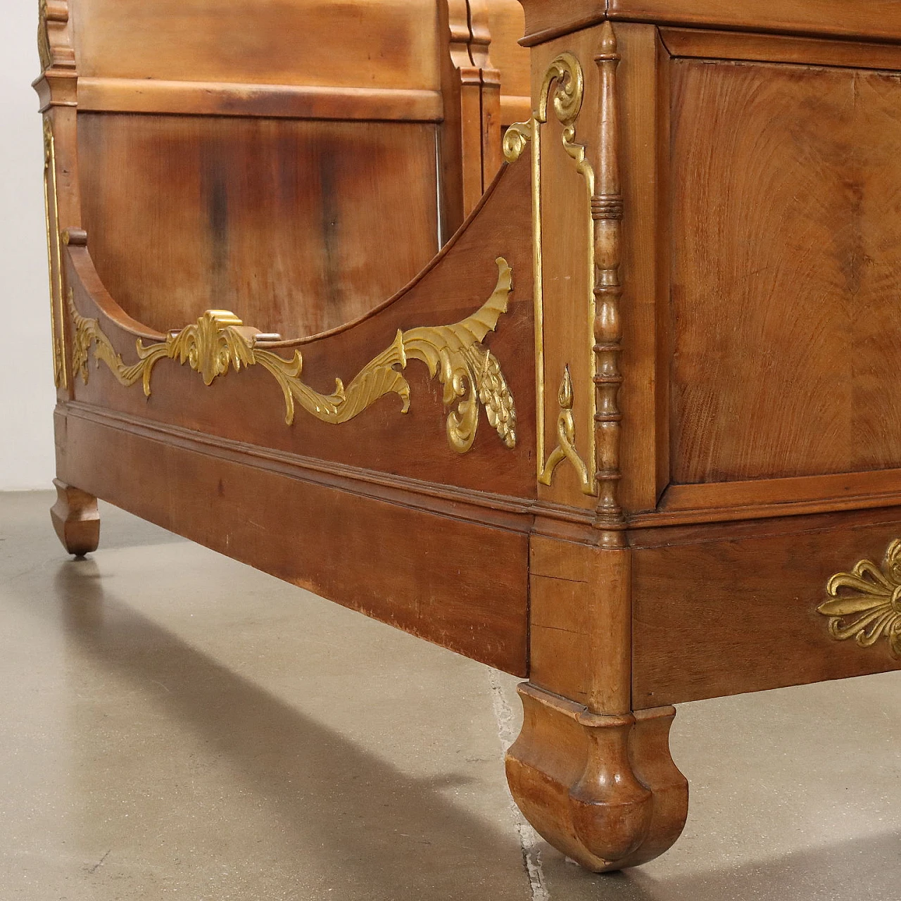 Pair of walnut beds with gilded phytomorphic carvings, 19th century 9