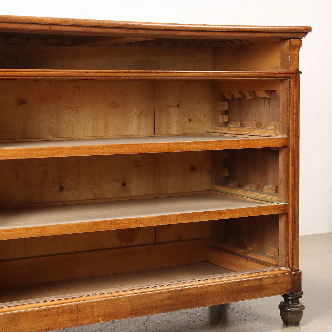 Cassettiera in noce & pioppo con piedi torniti, '800 8