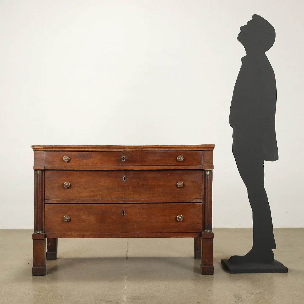 Cassettone Impero in noce con montanti decorati a semi colonne, primo quarto '800 2