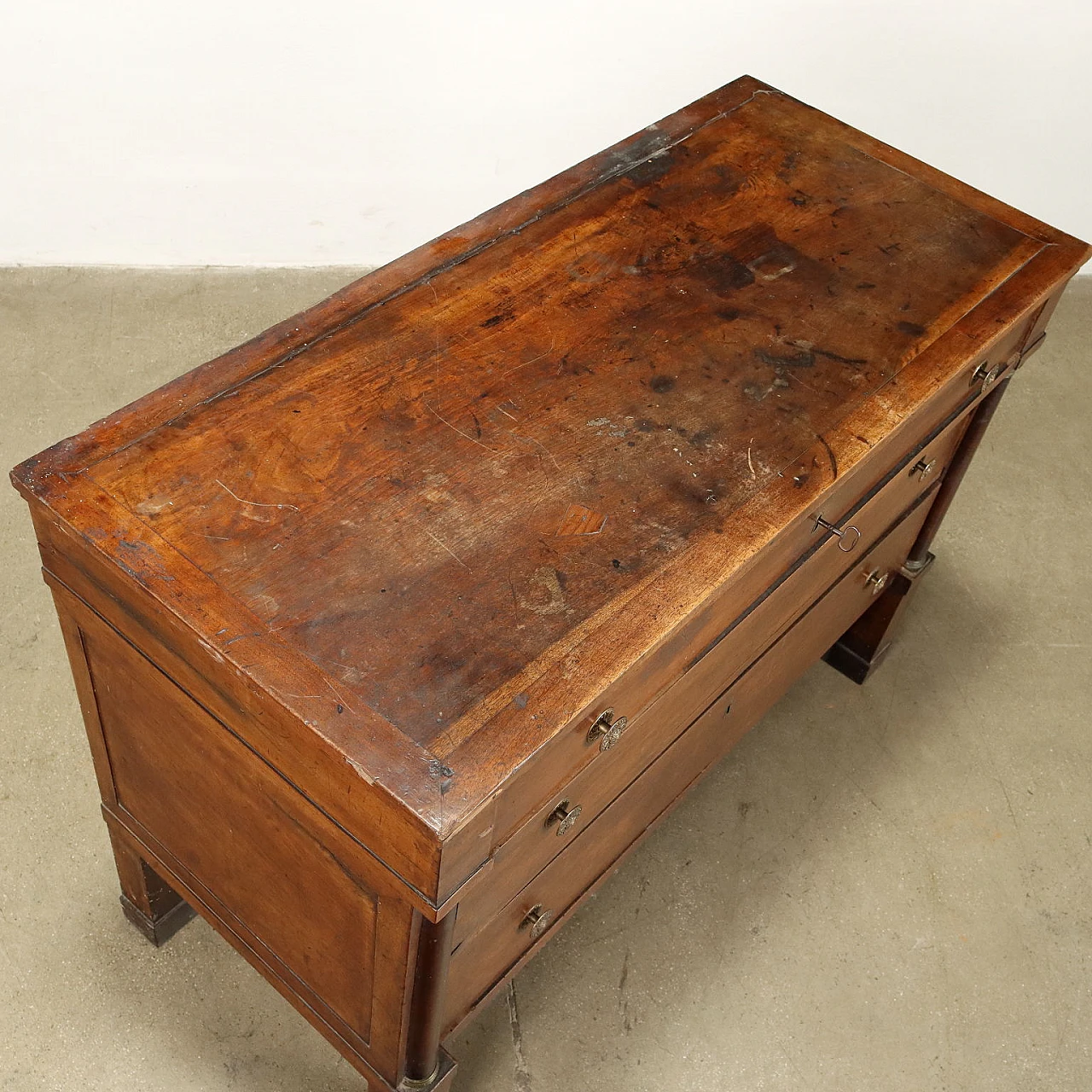 Cassettone Impero in noce con montanti decorati a semi colonne, primo quarto '800 3