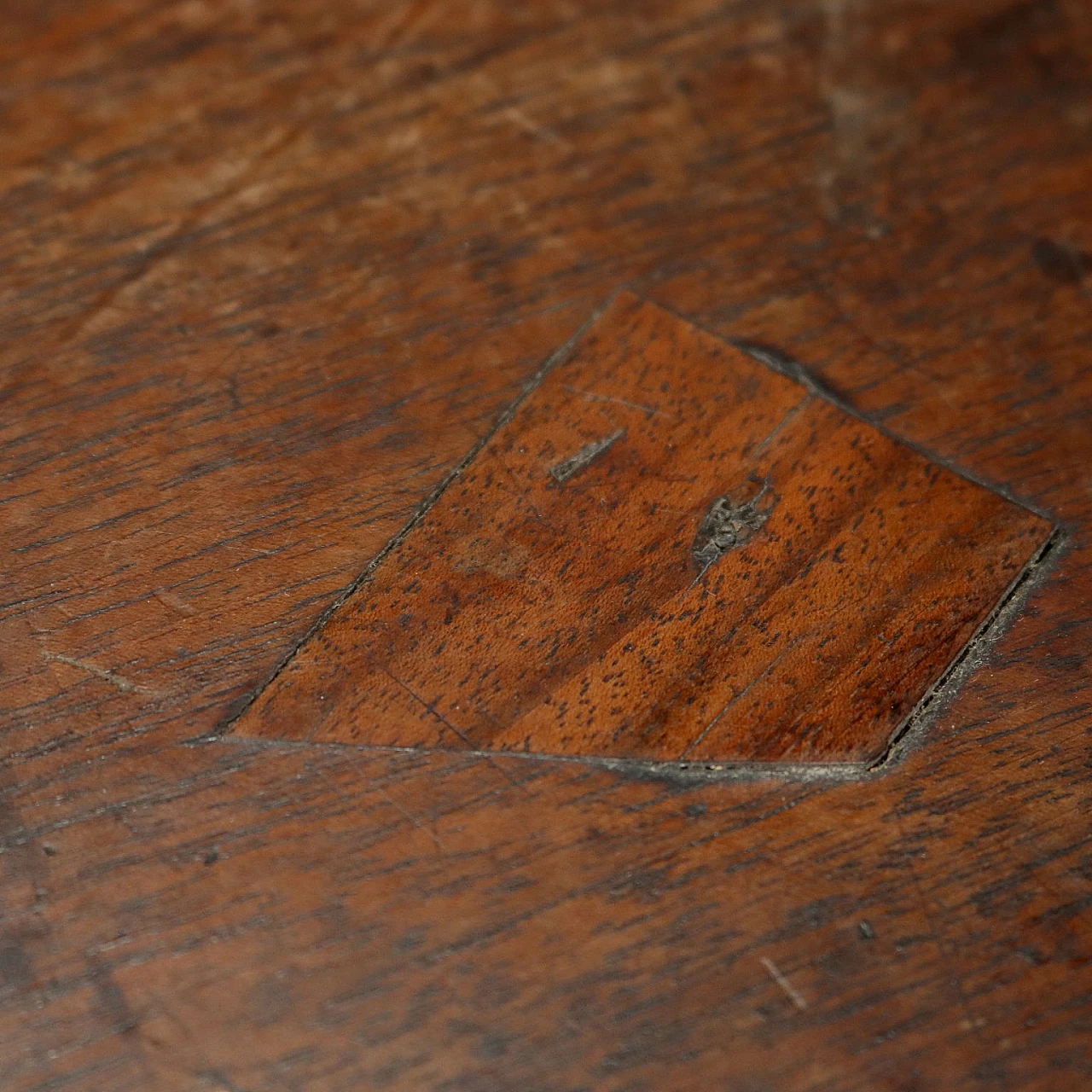 Cassettone Impero in noce con montanti decorati a semi colonne, primo quarto '800 4