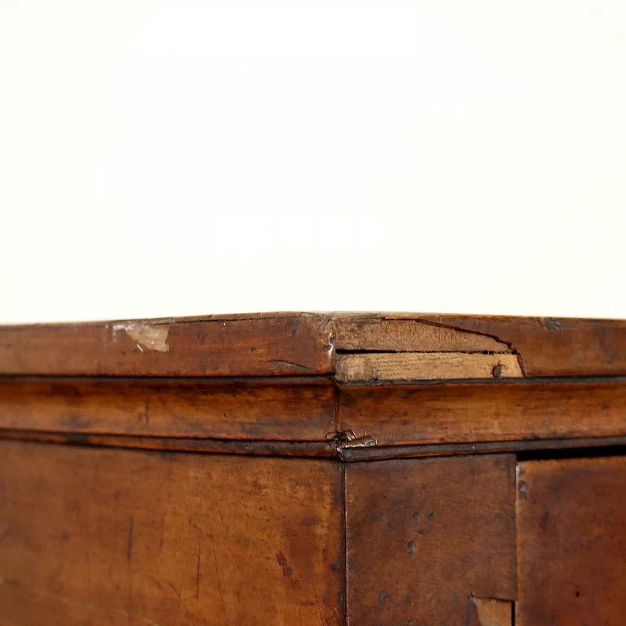 Cassettone Impero in noce con montanti decorati a semi colonne, primo quarto '800 5