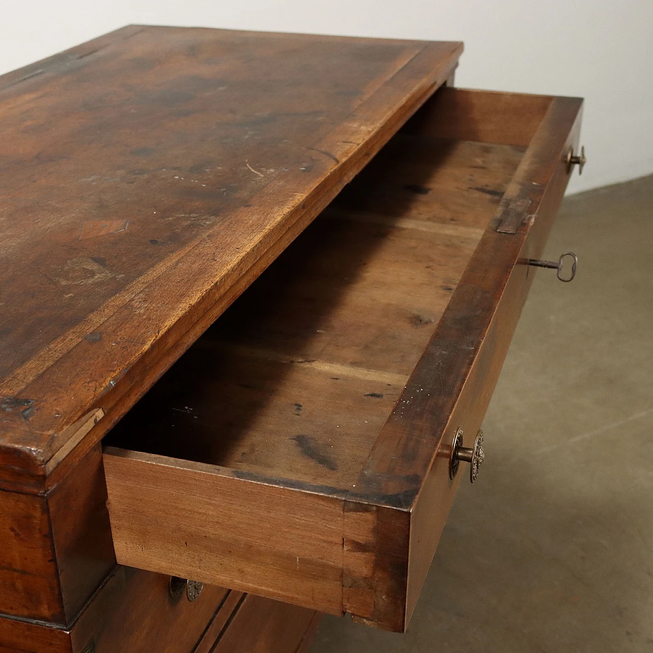 Cassettone Impero in noce con montanti decorati a semi colonne, primo quarto '800 6