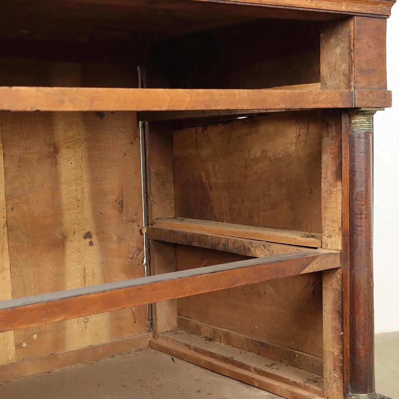 Cassettone Impero in noce con montanti decorati a semi colonne, primo quarto '800 7