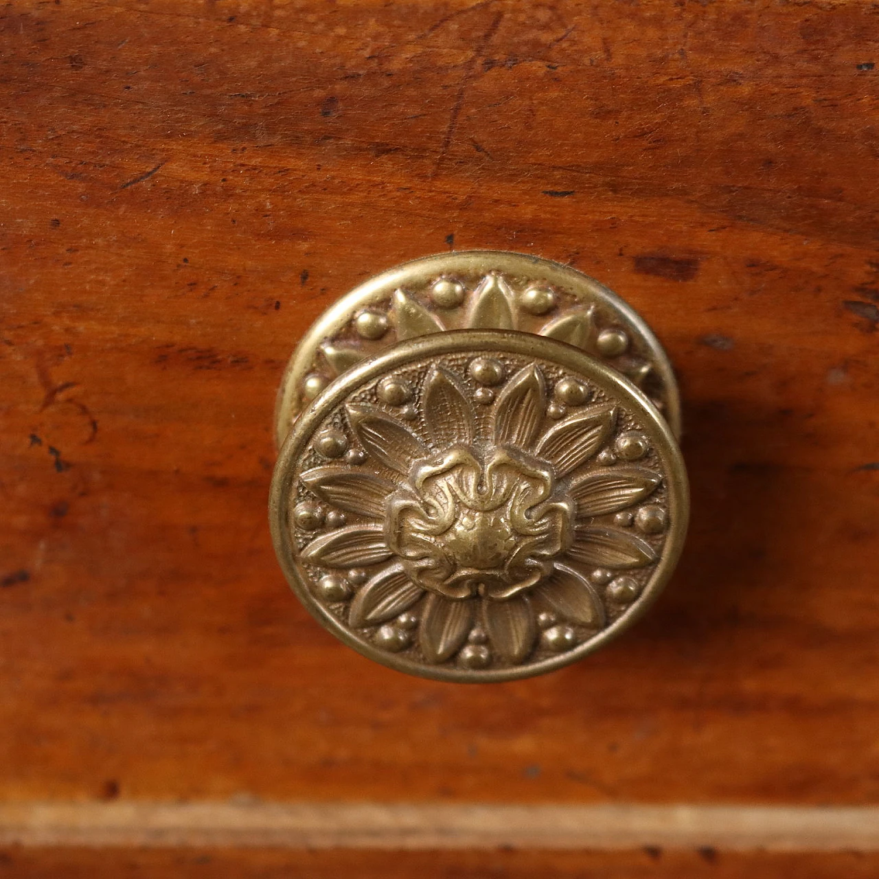 Cassettone Impero in noce con montanti decorati a semi colonne, primo quarto '800 8