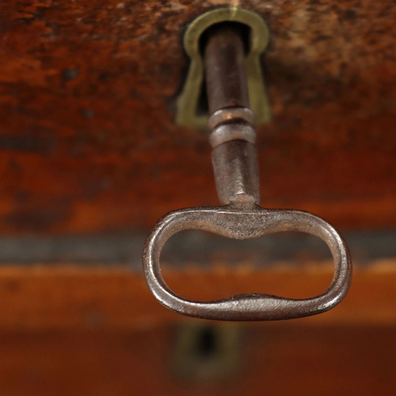 Cassettone Impero in noce con montanti decorati a semi colonne, primo quarto '800 9