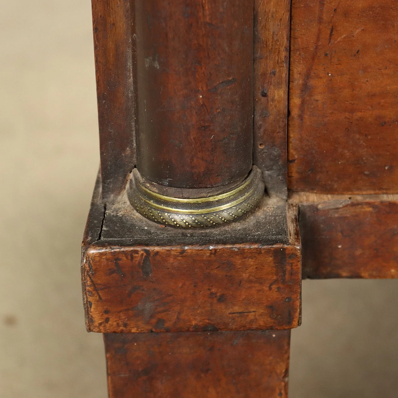 Cassettone Impero in noce con montanti decorati a semi colonne, primo quarto '800 10