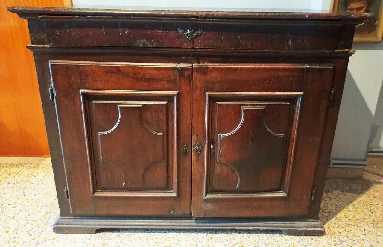 Credenza emiliano-romagnola in massello di noce, '600 1