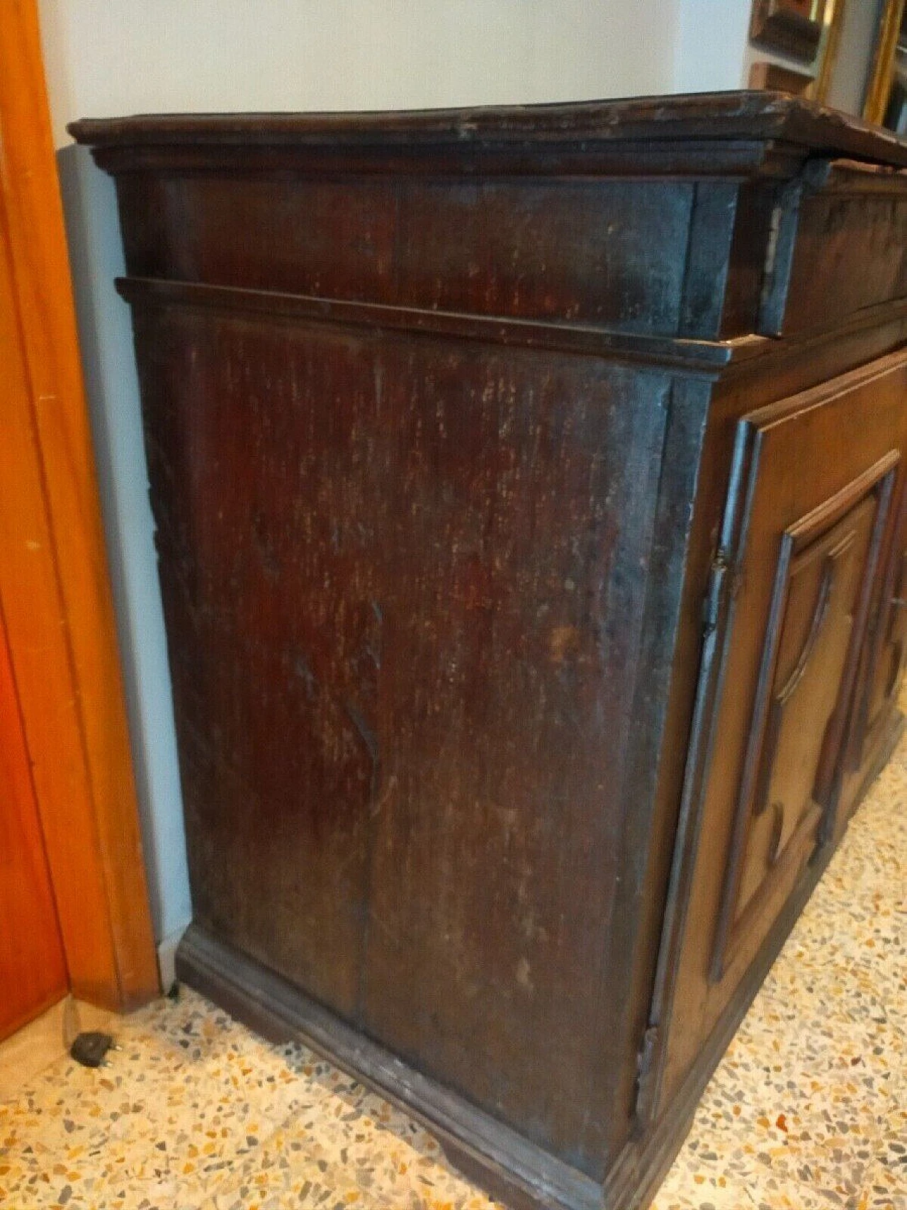 Credenza emiliano-romagnola in massello di noce, '600 9