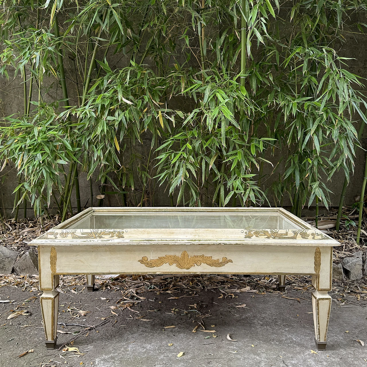 Tavolino in legno laccato avorio con espositore, inizio '900 1