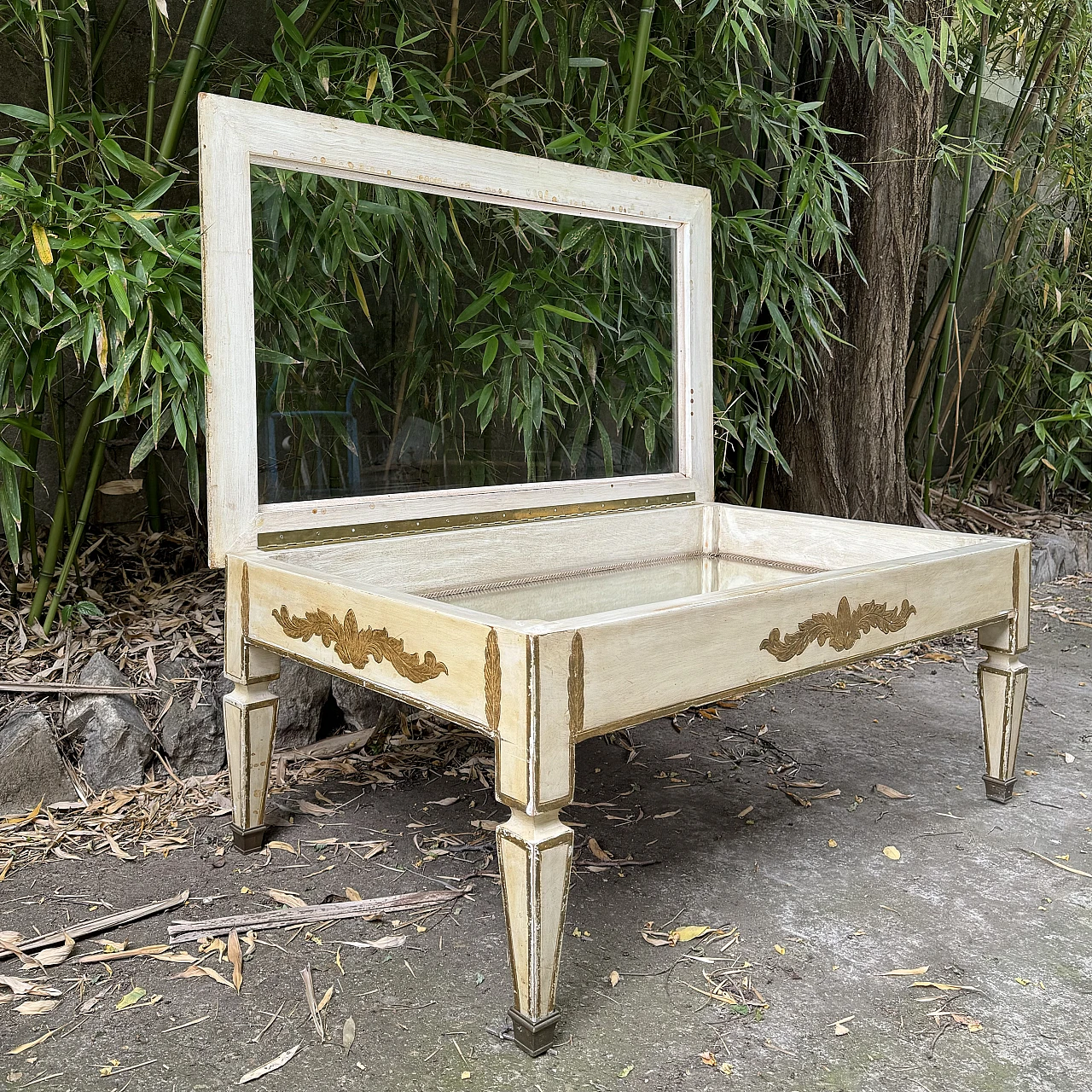 Tavolino in legno laccato avorio con espositore, inizio '900 3