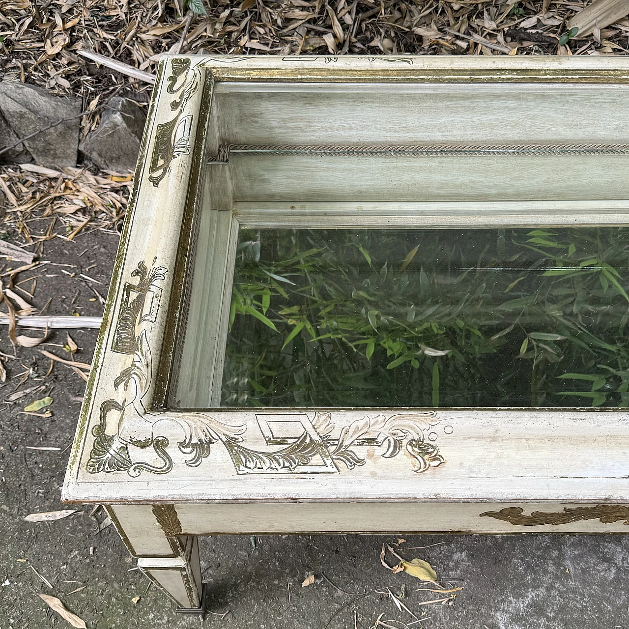 Tavolino in legno laccato avorio con espositore, inizio '900 6