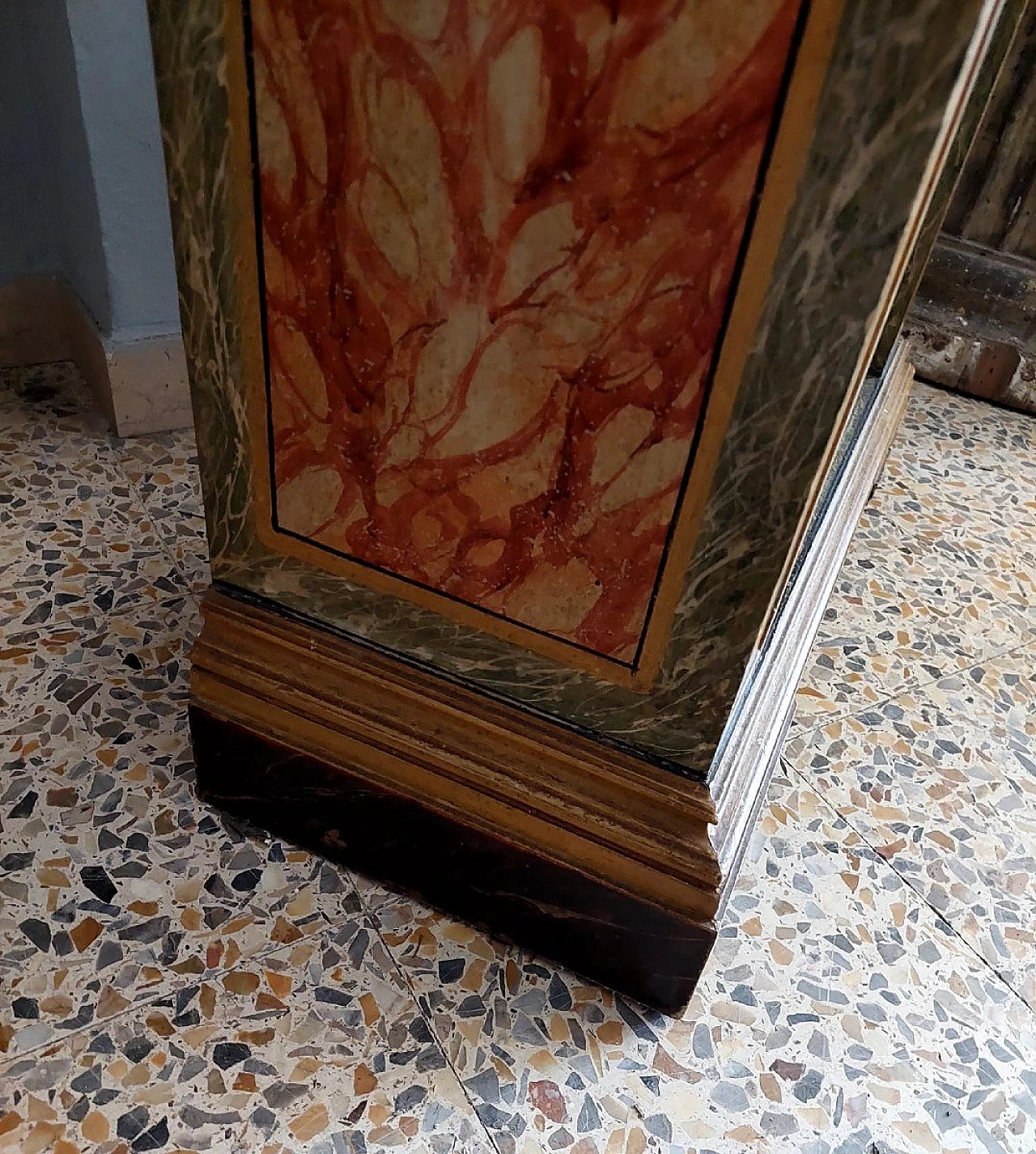Marble-effect painted wood bookcase, early 20th century 7