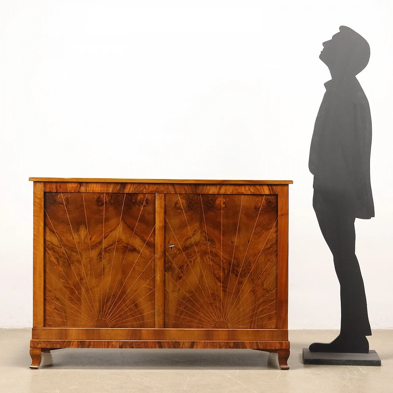 Credenza in noce rigatino e filettature in acero con piedini mossi 2