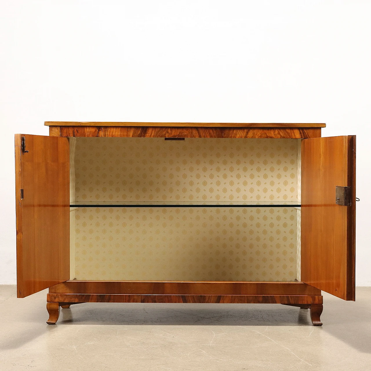 Credenza in noce rigatino e filettature in acero con piedini mossi 3
