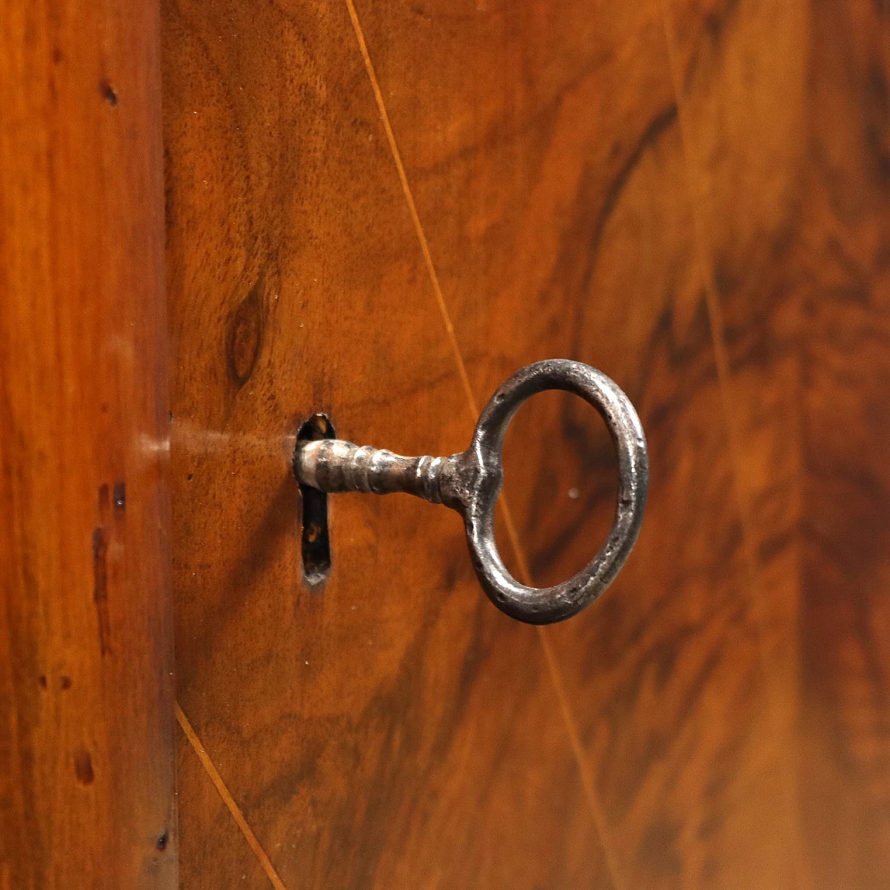 Credenza in noce rigatino e filettature in acero con piedini mossi 5