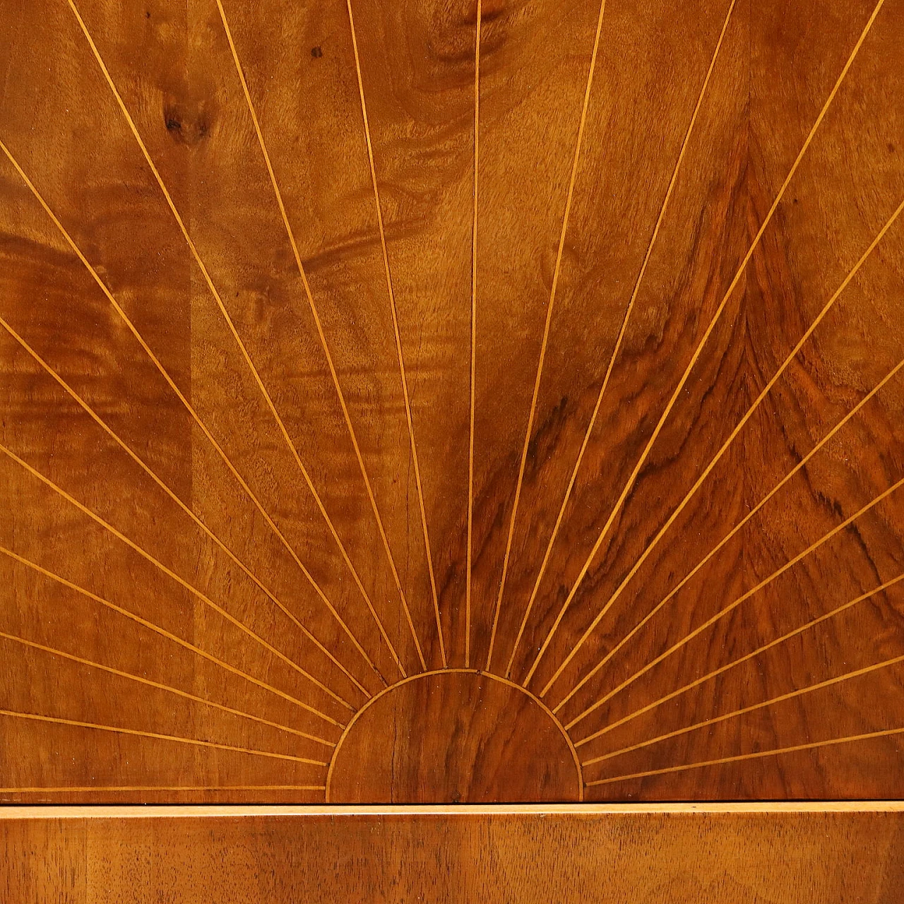 Credenza in noce rigatino e filettature in acero con piedini mossi 6