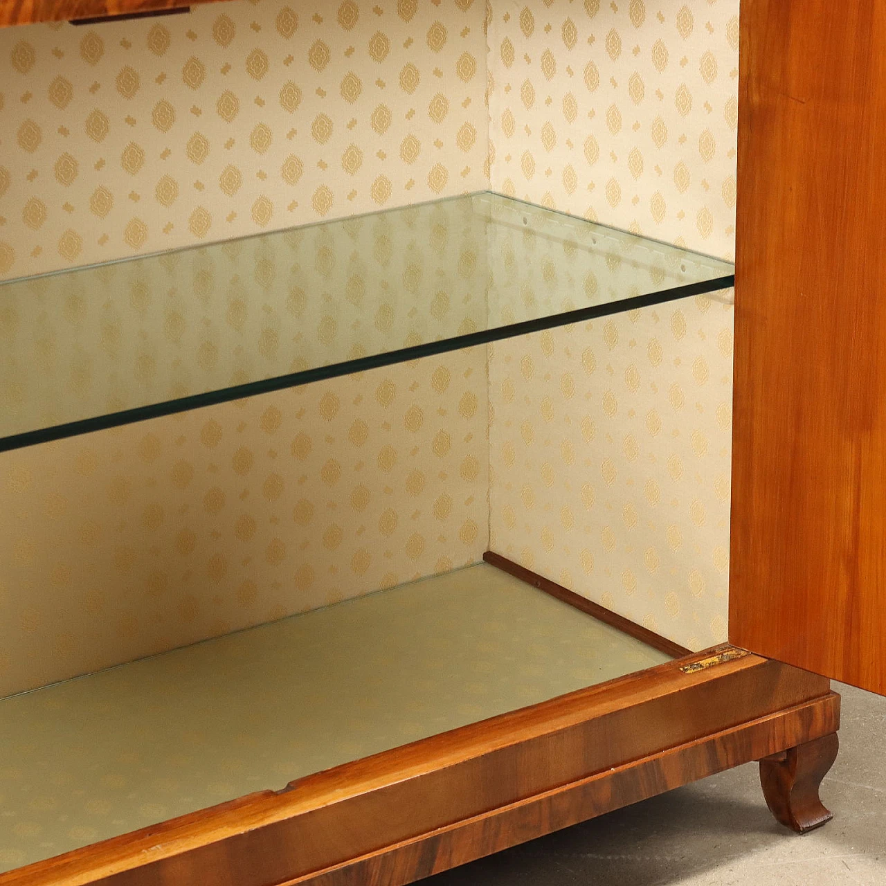 Credenza in noce rigatino e filettature in acero con piedini mossi 7