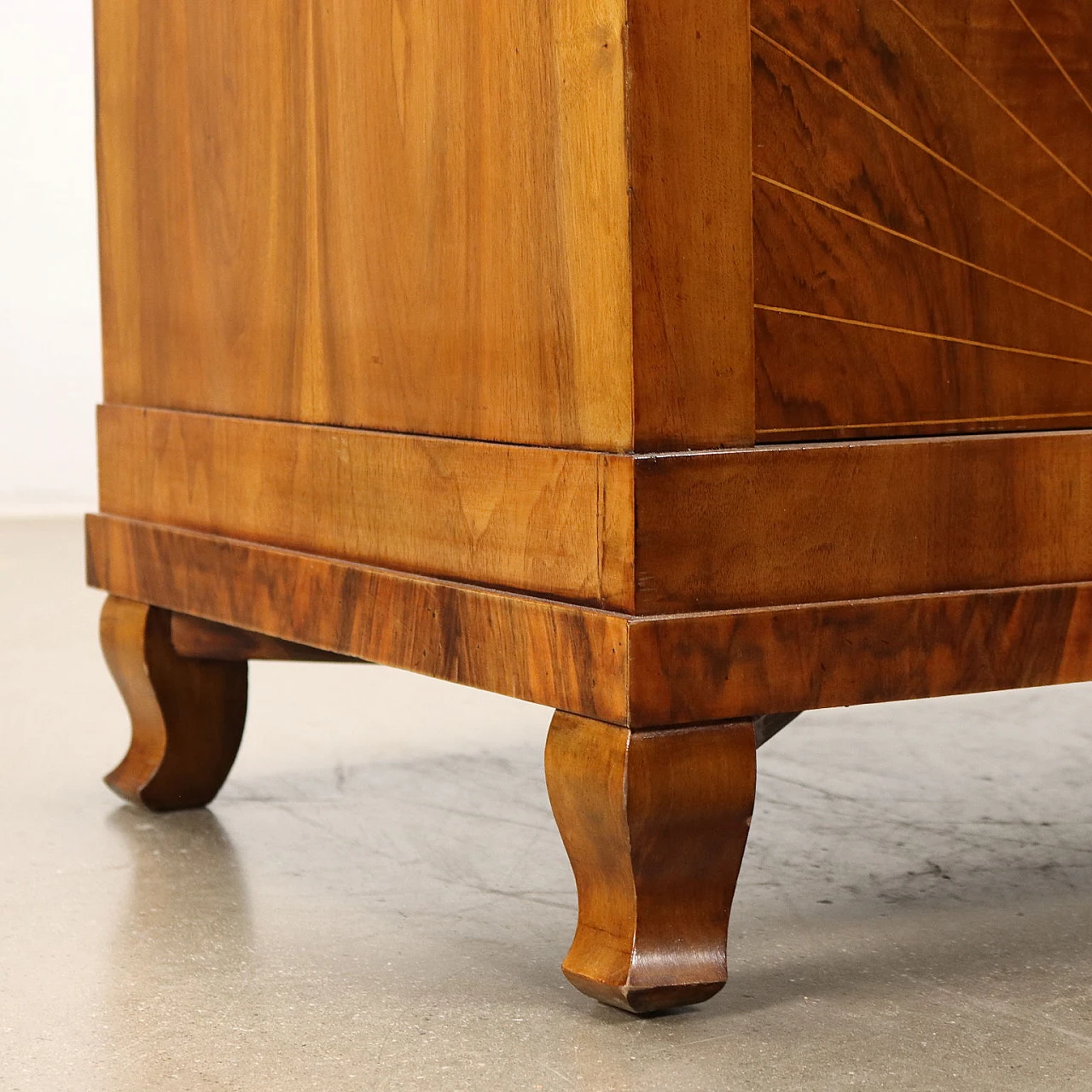 Credenza in noce rigatino e filettature in acero con piedini mossi 8