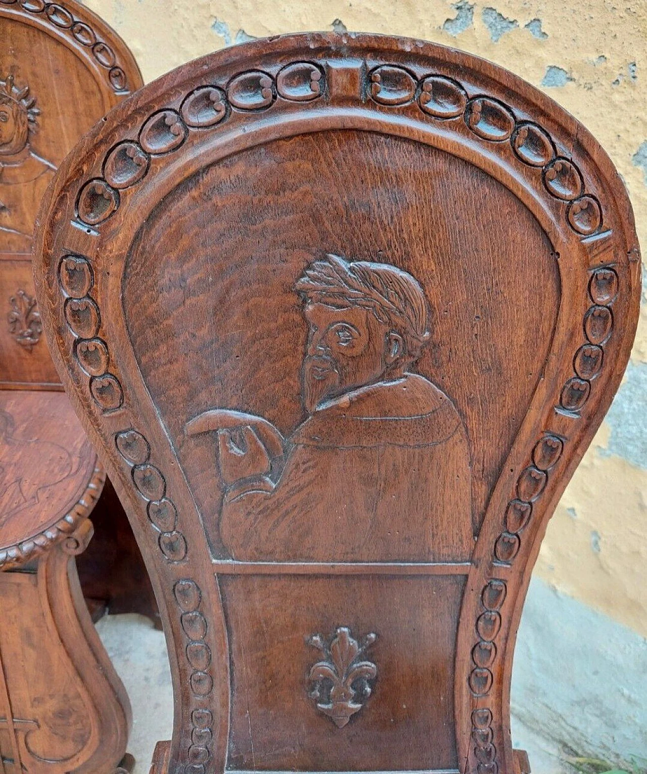 Coppia di sedie in legno intagliato con poeti e lira, fine '800 6