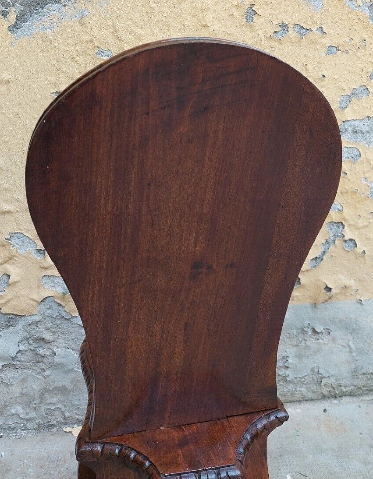 Coppia di sedie in legno intagliato con poeti e lira, fine '800 8